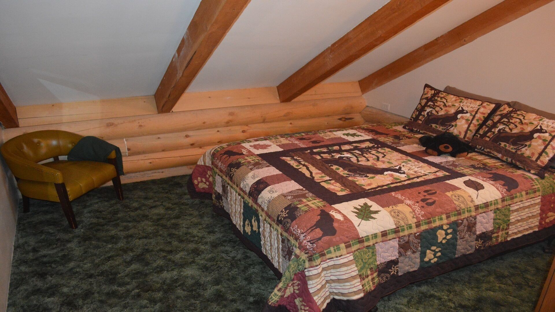 Entire Cozy Log Cabin close to Glacier Park,1282 sqft in Essex, United States