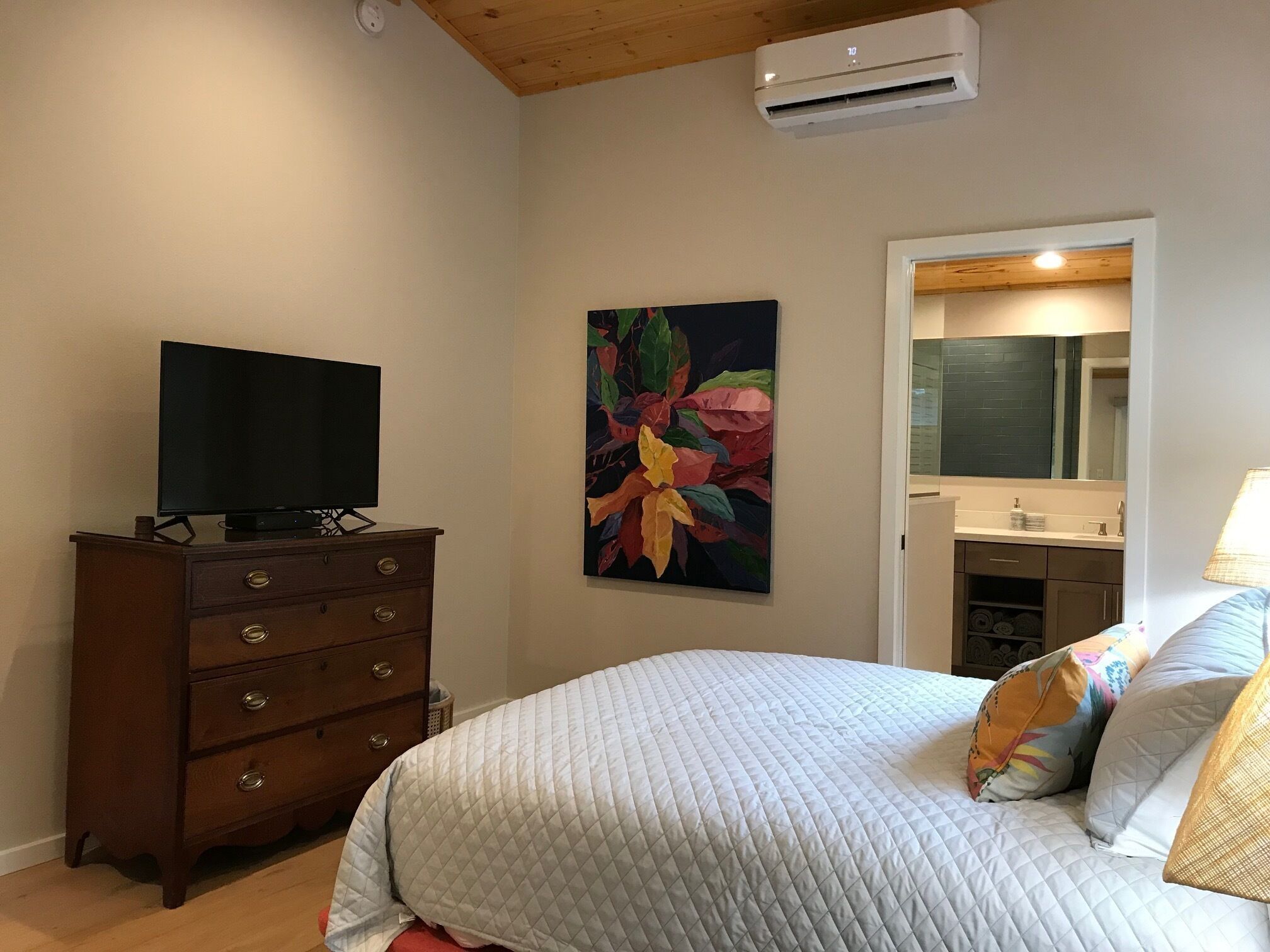 Private home across the street from the beach. Minutes from downtown Hilo in Hilo, United States