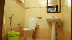 Shower, rainfall showerhead, free toiletries, towels