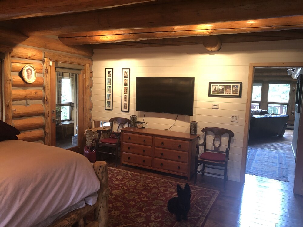 Wonderful Log Home, We still have some dates open to see the fall