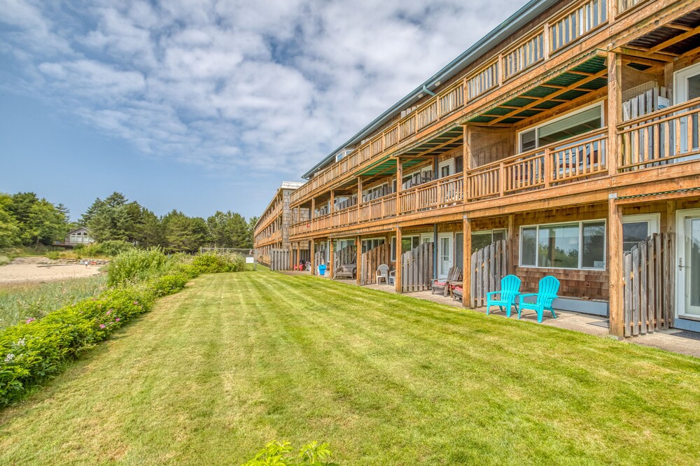 Oceanfront Studio Condo in Neskowin Resort in Neskowin Best Rates