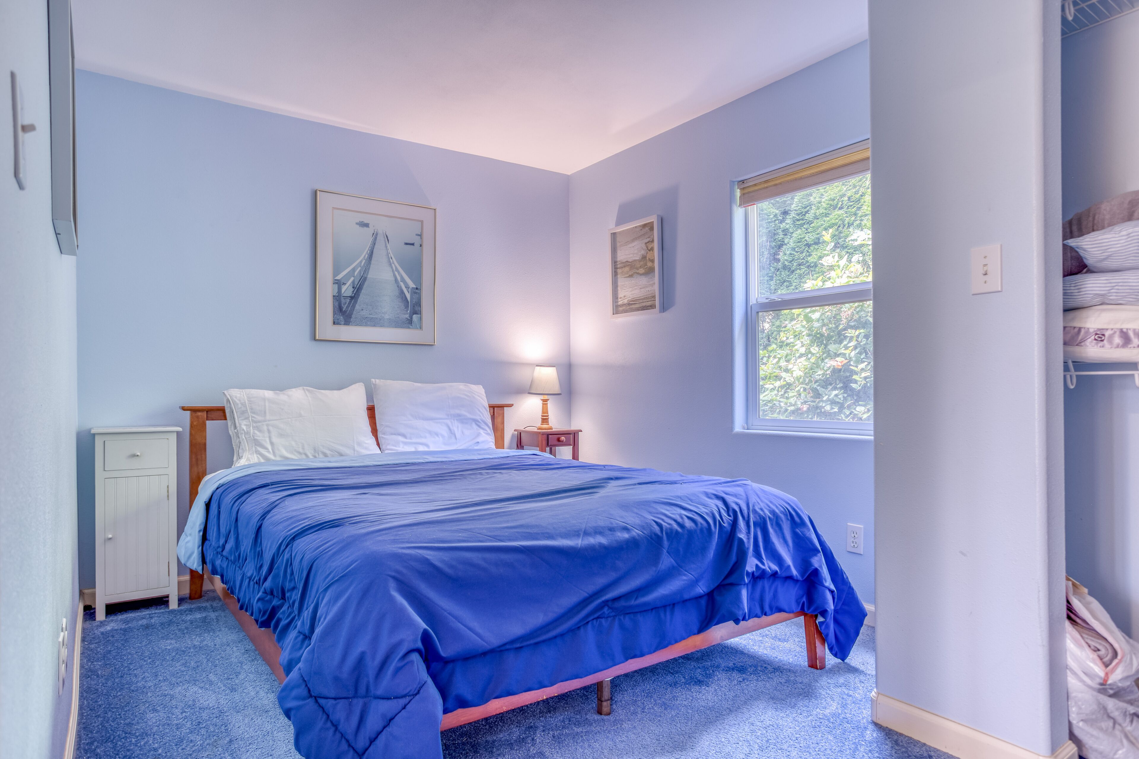 Updated Depoe Bay Charmer has Wood Fire, Oceanview, Hot Tub and Allows Dogs! in Depoe Bay, United States