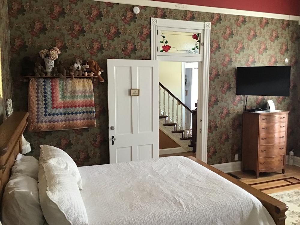 The Award Winning Historic 1893 Reed Dossey House Bed & Breakfast