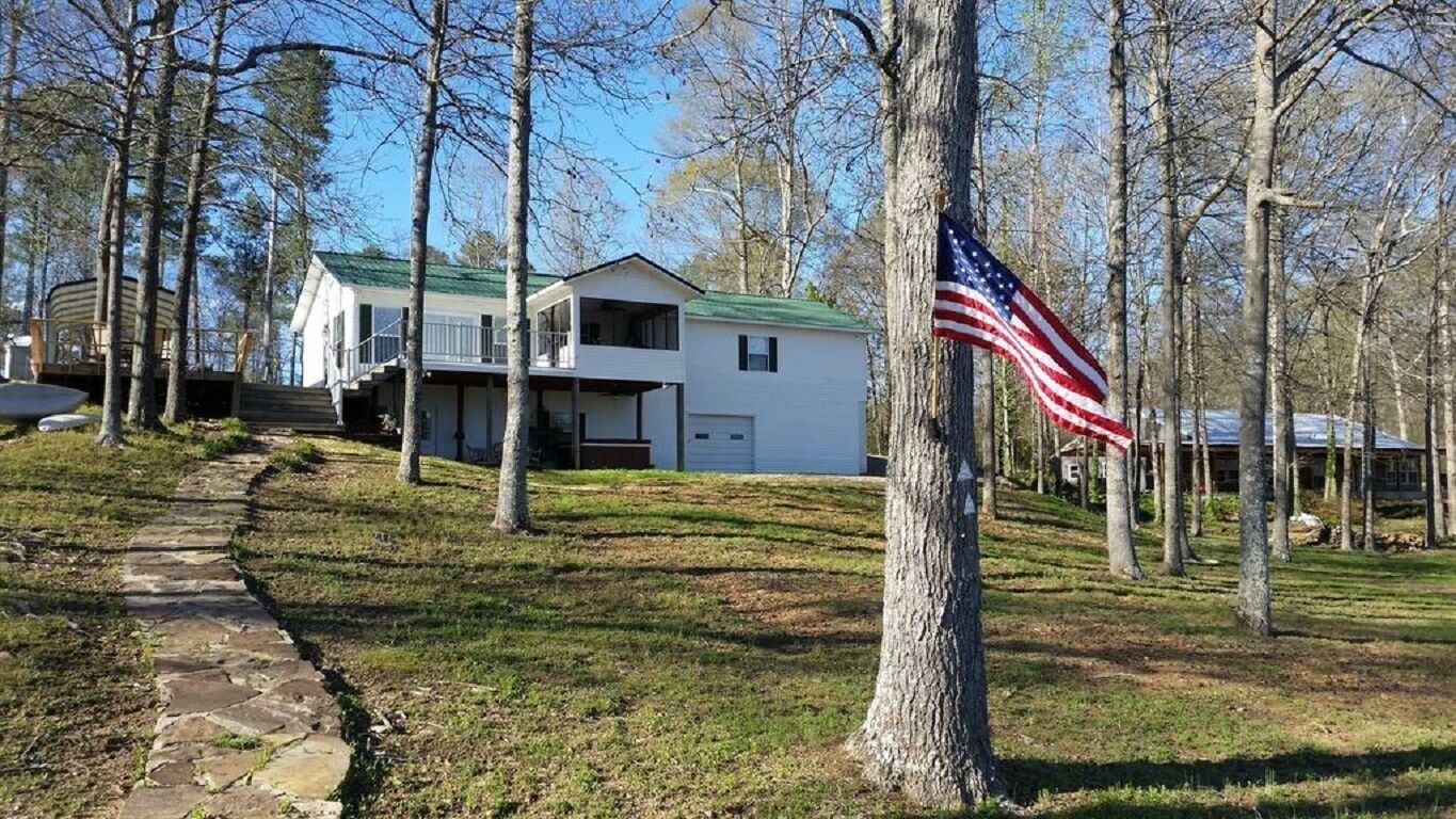 Beautiful Smith Lake - Lake Front Home - Convenient TO Smith Lake Park AND I-65 in Cullman, United States