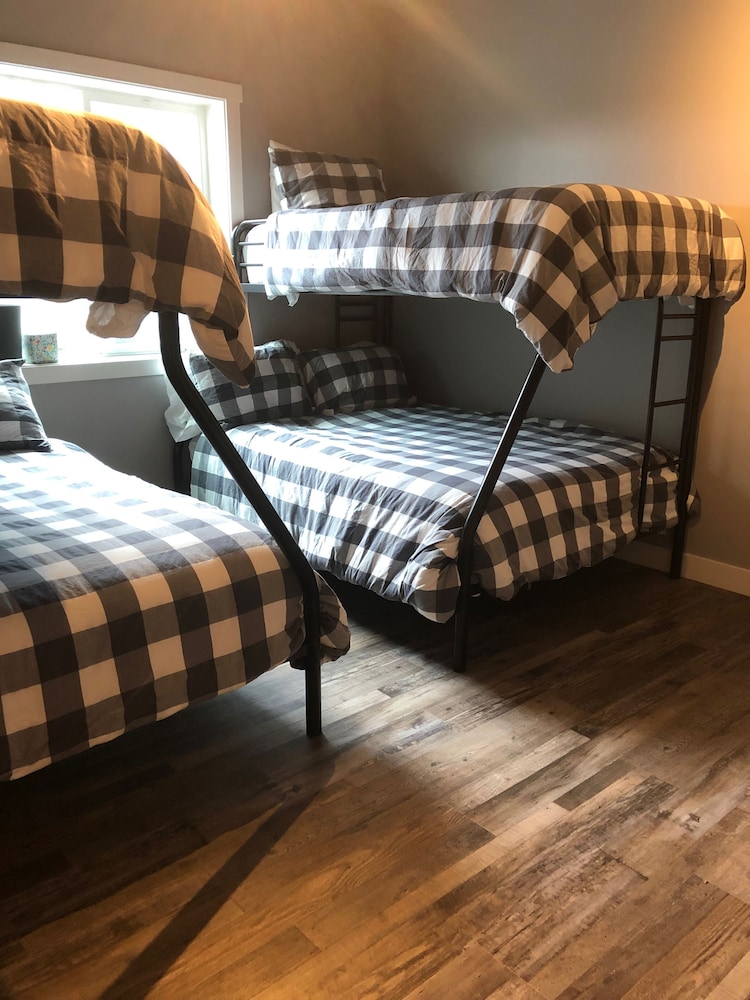 The Lake House Lakeview with 6 bedrooms Yankton, SD Yankton