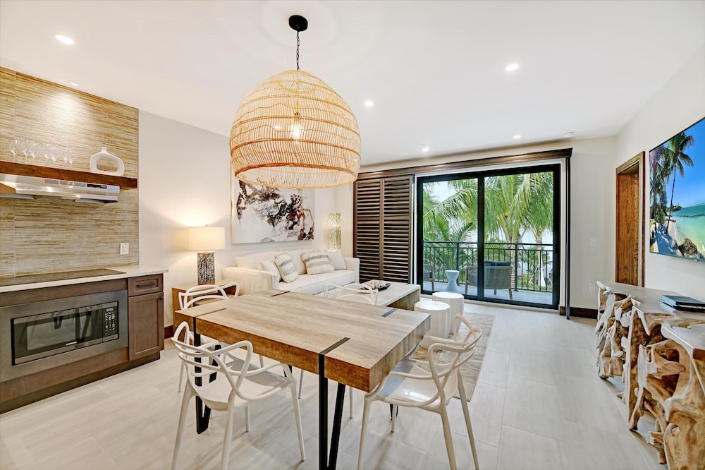 MUST...BUILD...SANDCASTLES!...... Tons of room in these 2 bedroom suites at Bali Hai