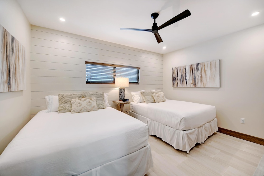 MUST...BUILD...SANDCASTLES!...... Tons of room in these 2 bedroom suites at Bali Hai