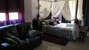 Escritorio, cortinas opacas, cunas o camas infantiles gratuitas