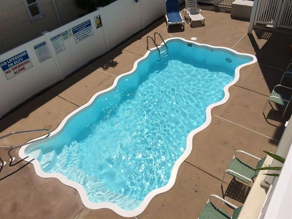 HUGE TOWNHOME Sleeps 11+ (PET FRIENDLY) - ONLY 2 Blocks from Everything