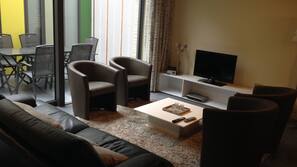Télévision, lecteur de DVD, chaîne hi-fi