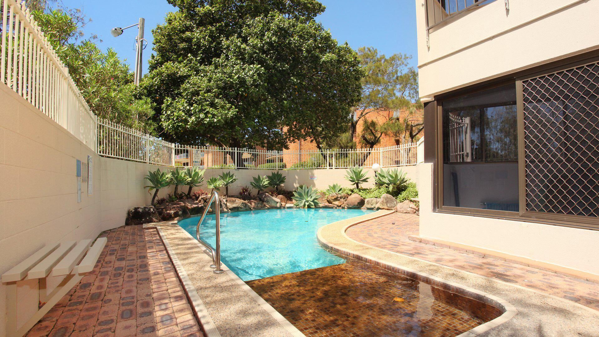 Parkyn Place 7 - Newly Refurbished 3 Bedroom Oceanfront Apartment w/FREE WIFI!