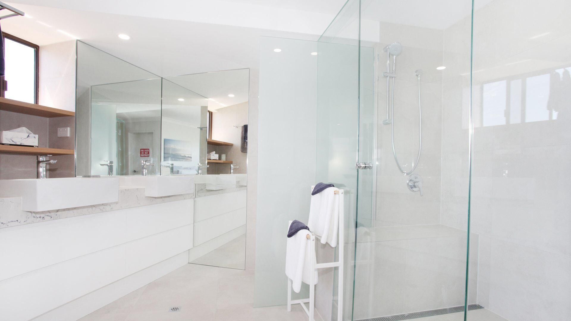 Parkyn Place 7 - Newly Refurbished 3 Bedroom Oceanfront Apartment w/FREE WIFI!