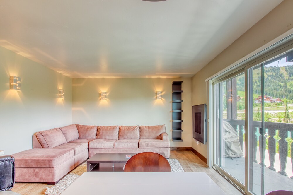 Newly Remodeled Home w/ a gas Fireplace, Full Kitchen, & Stunning Views! in Sandpoint, United States