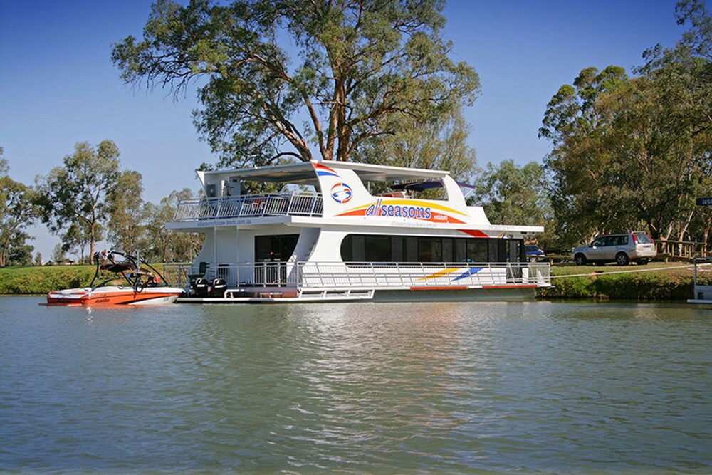 All Seasons Houseboats