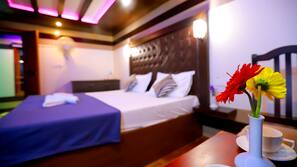 1 bedroom, bed sheets