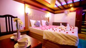 1 bedroom, bed sheets