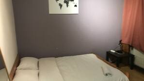 5 Schlafzimmer, Schreibtisch, Bügeleisen/Bügelbrett