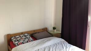5 Schlafzimmer, Schreibtisch, Bügeleisen/Bügelbrett