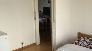 5 Schlafzimmer, Schreibtisch, Bügeleisen/Bügelbrett