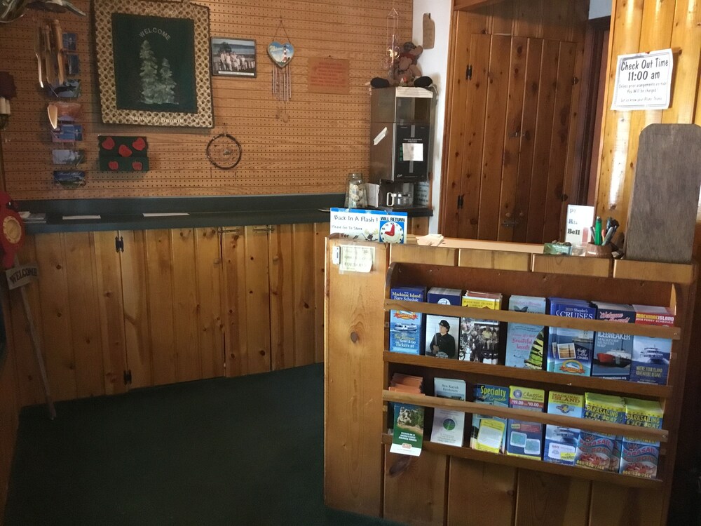 Pines Motel, St Ignace Room Prices & Reviews Travelocity