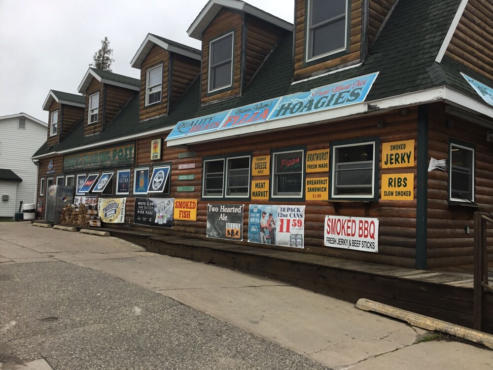 Pines Motel, St Ignace: $91 Room Prices & Reviews | Travelocity