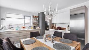 Full-size fridge, microwave, oven, stovetop