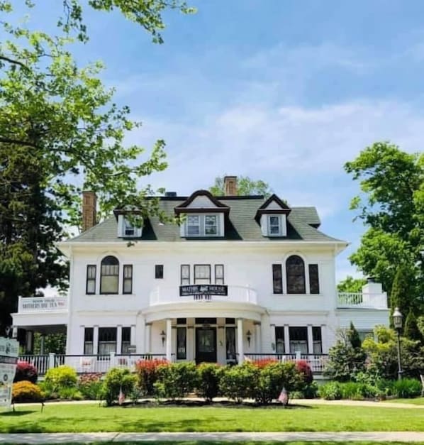 Book Mathis House, A Victorian Bed & Breakfast and Tea Room at 600 Main