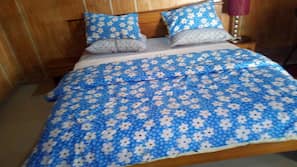 Premium bedding, desk, iron/ironing board, free WiFi
