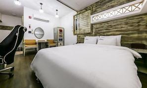 Standard Double Room, 1 Double Bed | Individually decorated, individually furnished, desk, blackout drapes