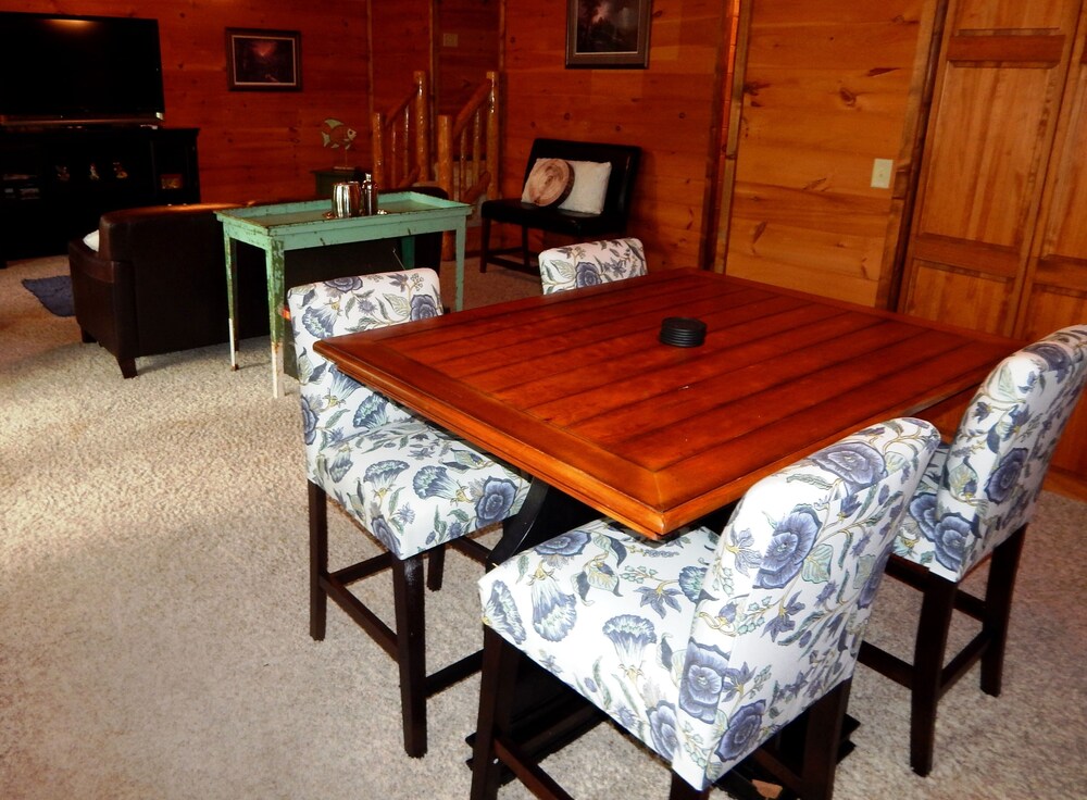 Familyfriendly Cabin w/150 ft Current River frontage in Ozark Scenic River Wa in Van Buren