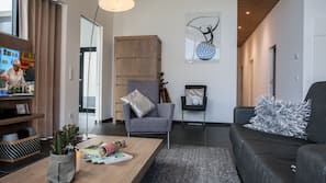 Smart TV, fireplace