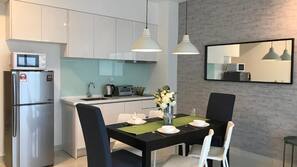 Full-sized fridge, microwave, hob, electric kettle