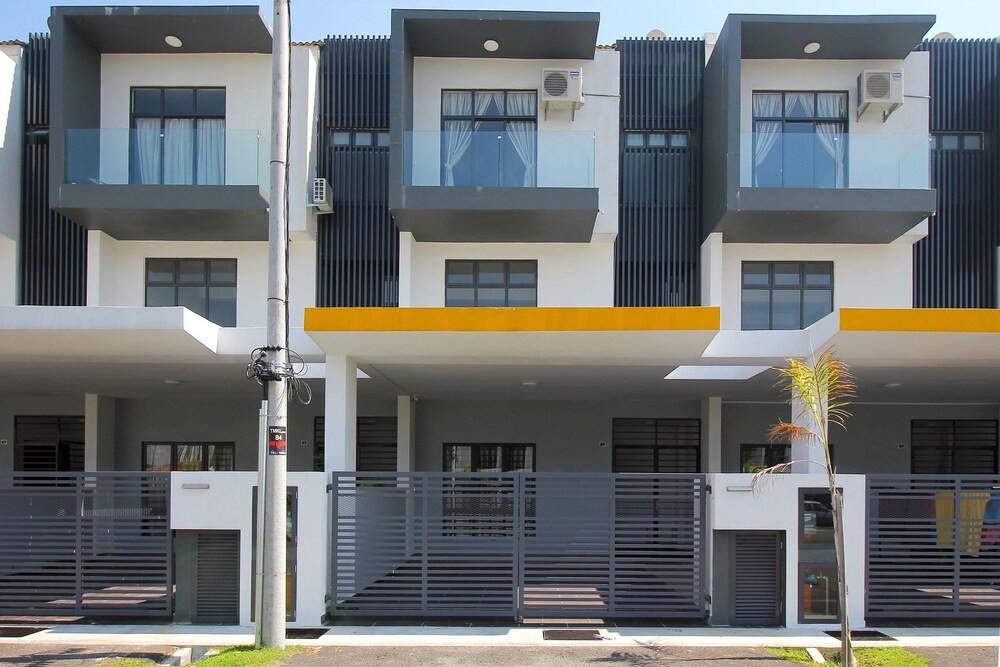 Kl8 Titanic Home For Gigantic Group In Malacca City Hotel Rates Reviews On Orbitz