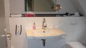 Dusche, kostenlose Toilettenartikel, Haartrockner, Handtücher