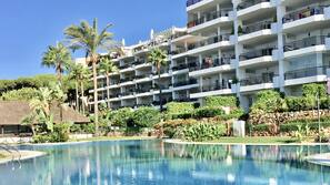 4 outdoor pools