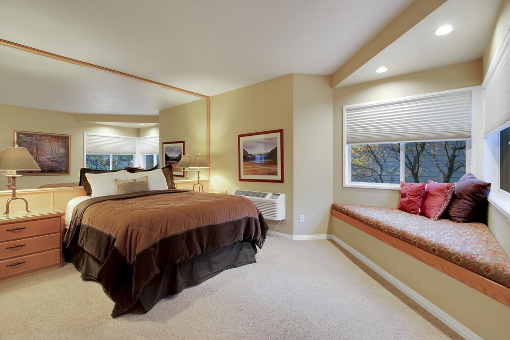 Private, hotel style suite in Bend with access to fitness center.