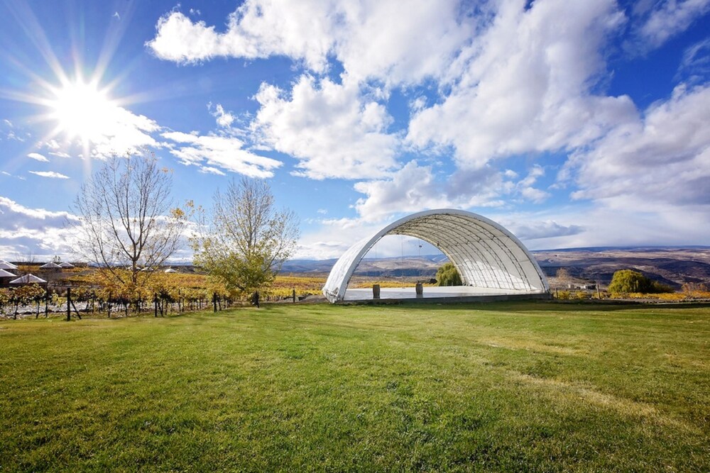 Cozy, modern home w/ patio, firepit walk to Cave B &