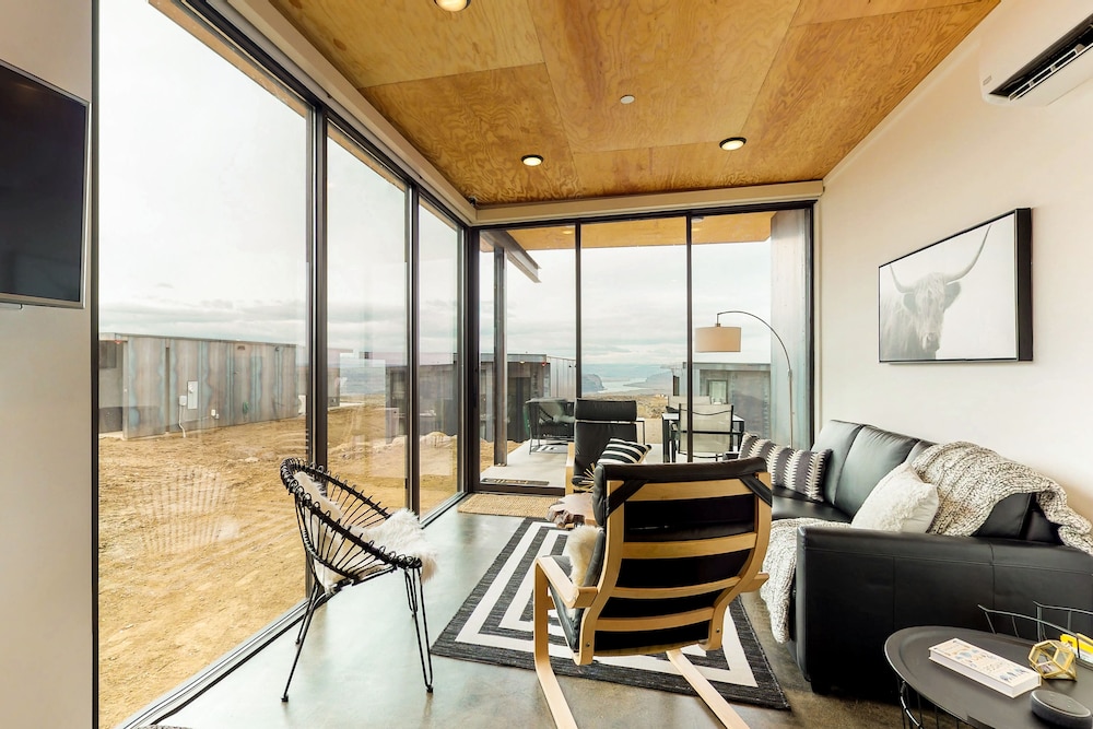 Cozy, modern home w/ patio, firepit walk to Cave B &
