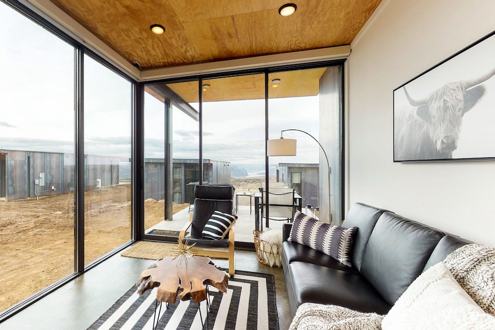 Cozy, modern home w/ patio, firepit walk to Cave B &