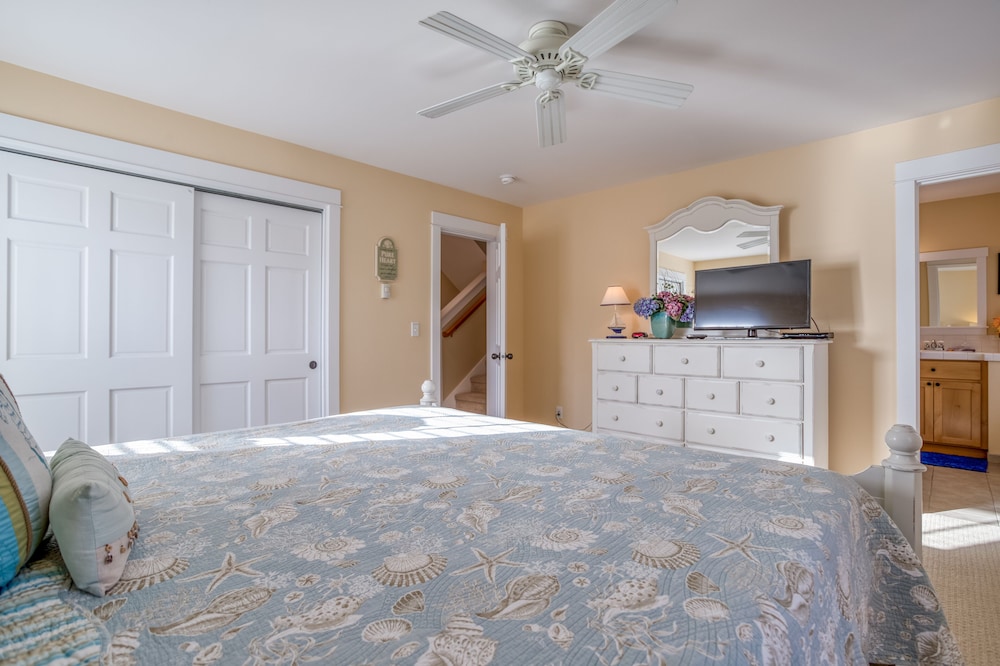 Hot Tub, BBQ, Media Room, 3 King TempurPedic beds, High End Appliances