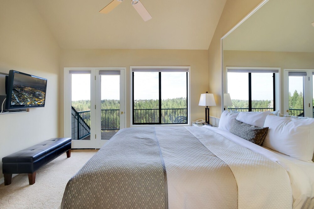 Enjoy Deschutes River Views from Beautiful 3Bedroom Mt. Bachelor