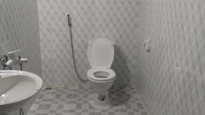 Dusche, kostenlose Toilettenartikel, Haartrockner, Hausschuhe