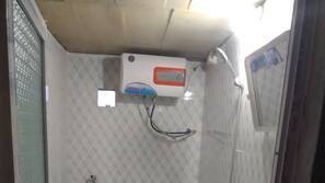 Dusche, kostenlose Toilettenartikel, Haartrockner, Hausschuhe