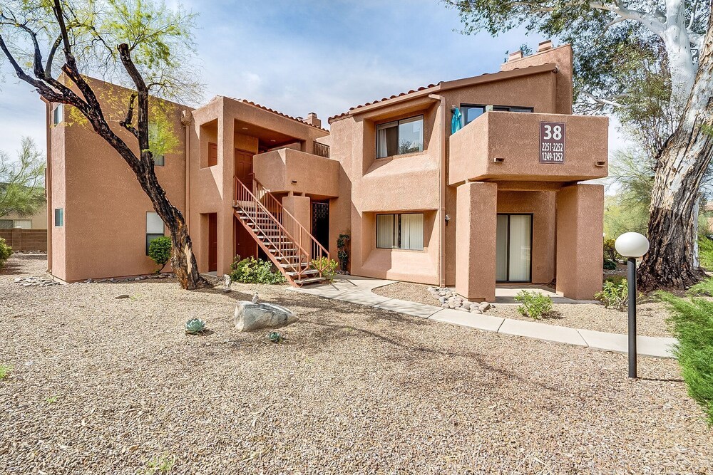 Sabino Canyon Luxe Condo With MOUNTAIN Views, 1 bd 1 ba in Tucson