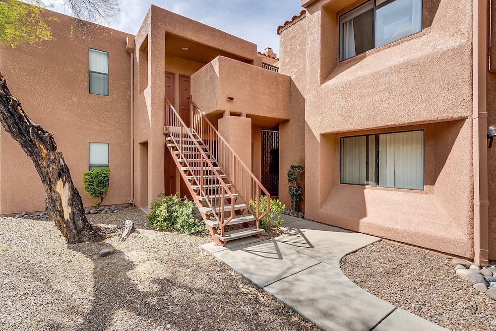 Sabino Canyon Luxe Condo With MOUNTAIN Views, 1 bd 1 ba in Tucson
