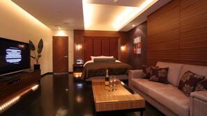 Premium bedding, individually decorated, blackout drapes, free WiFi