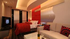Premium bedding, individually decorated, blackout drapes, free WiFi