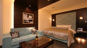 Premium bedding, individually decorated, blackout drapes, free WiFi