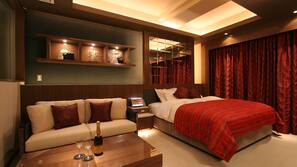 Premium bedding, individually decorated, blackout drapes, free WiFi