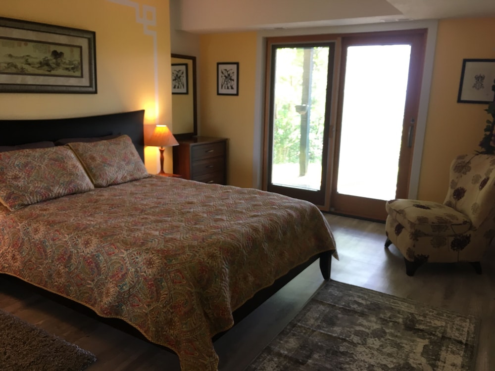Comfortable Space With Lake Views and Breakfast Too! in Clinton, United States